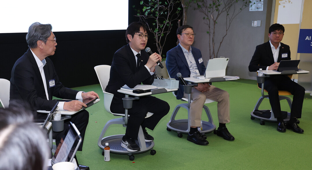 AI혁신위원회서 발언하는 하정우 AI...