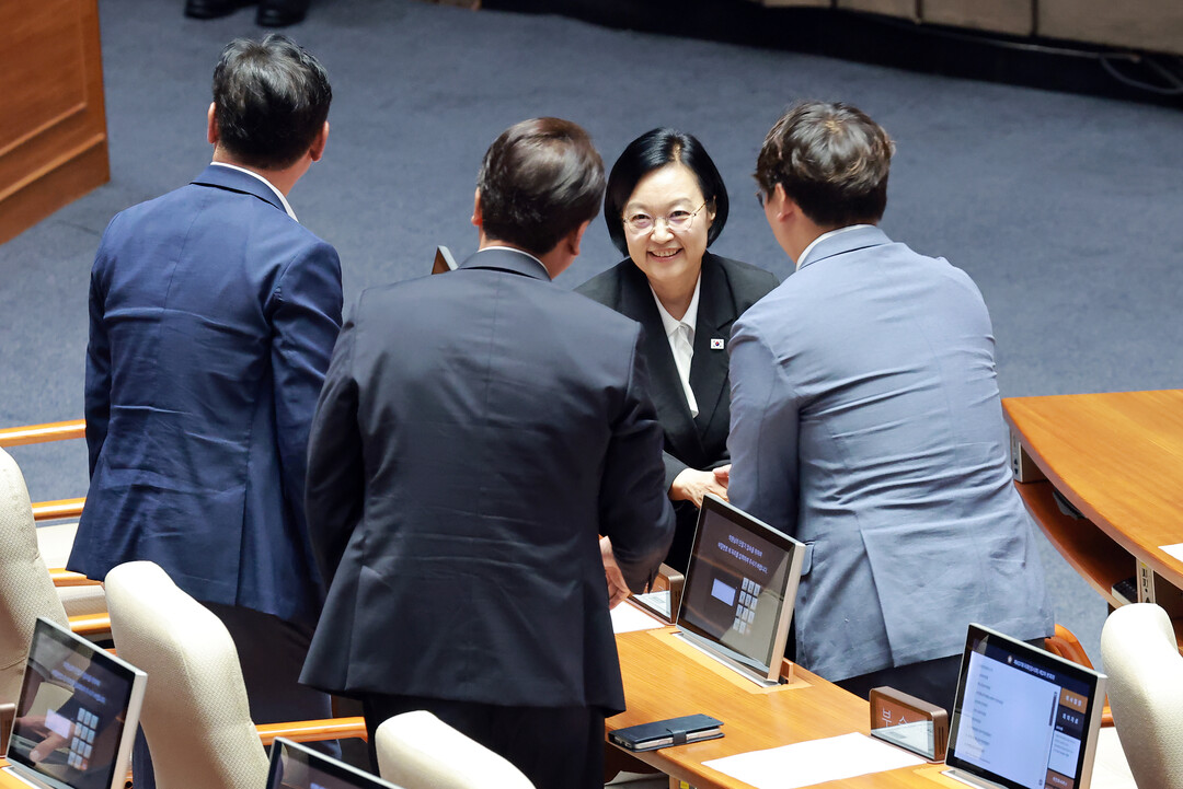 여당 의원들과 인사 나누는 한성숙 국...